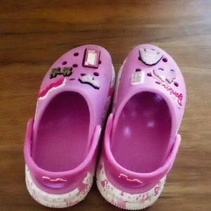 Pink cute Crocs,comes with the Jibits!! Nice to wear  and nice!! 😆